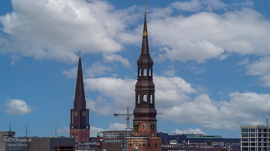 Bild von Philharmoni auf die St. Michaelis & Sankt Katharinen Kirche © HD-Graphy.de