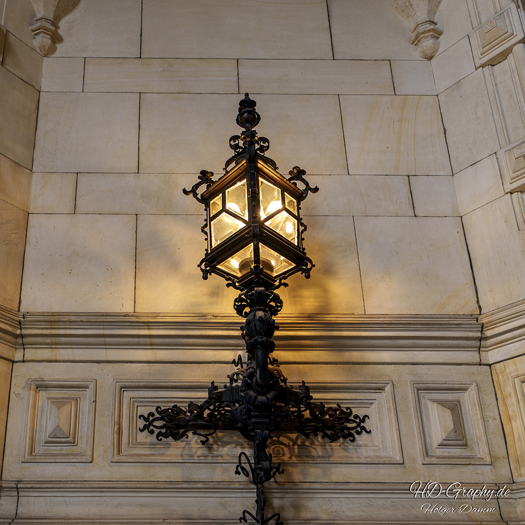 Bild antike Laterne im Rathaus Hamburg © HD-Graphy.de