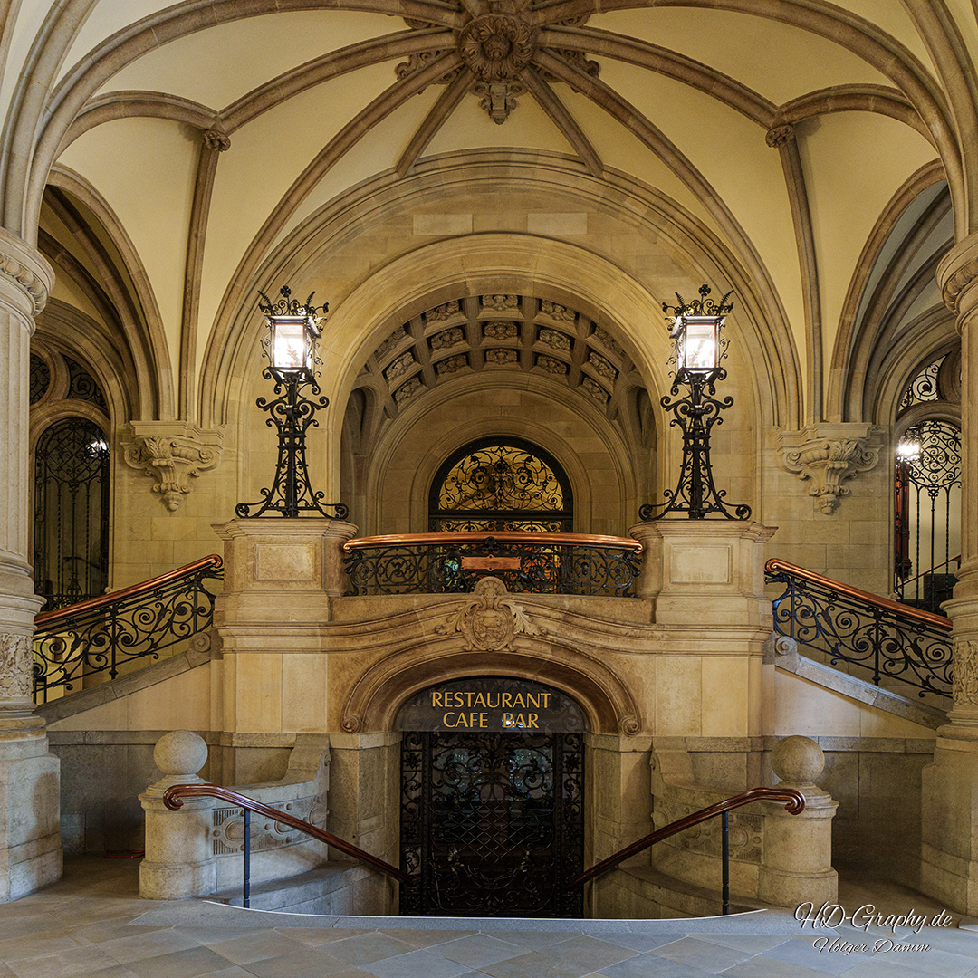 Bild antike Laterne im Rathaus Hamburg © HD-Graphy.de