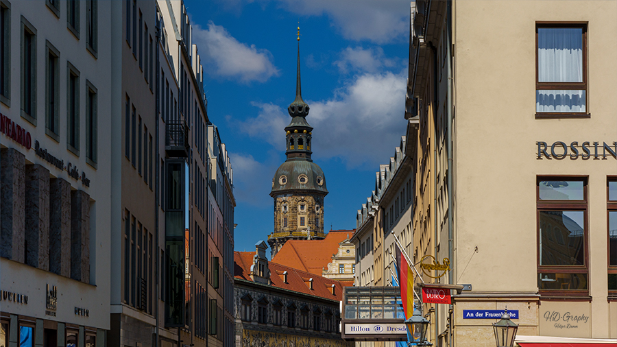 Bild an der Frauenkirche Blick Hilton Hotel © HD-Graphy.de