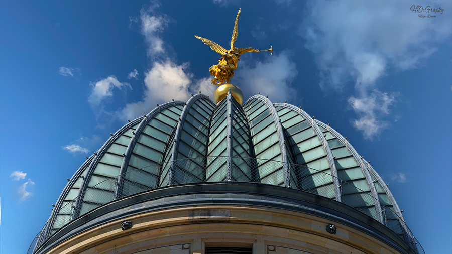 Bild Goldenen Engel der Kunstakademie auch Zitronenpresse genannt © HD-Graphy.de