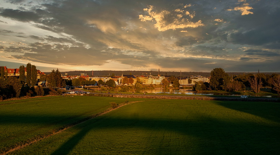 Bild An der Elbe in Dresden Kaditz Blick nach Pischen © HD-Graphy.de