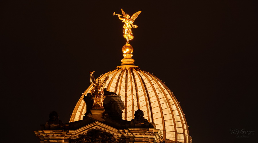 Bild Goldenen Engel der Kunstakademie bei Nacht © HD-Graphy.de