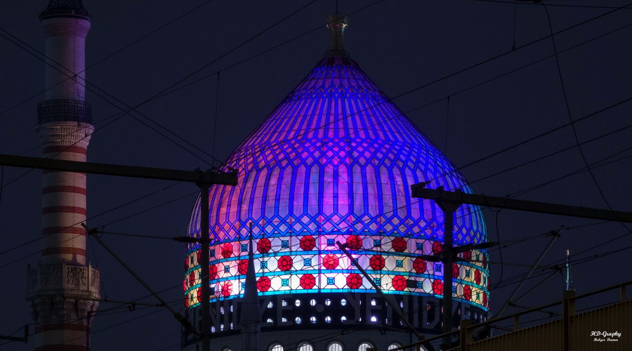 Bild Blick auf die in der Nacht beleuchteten Yenidze © HD-Graphy.de