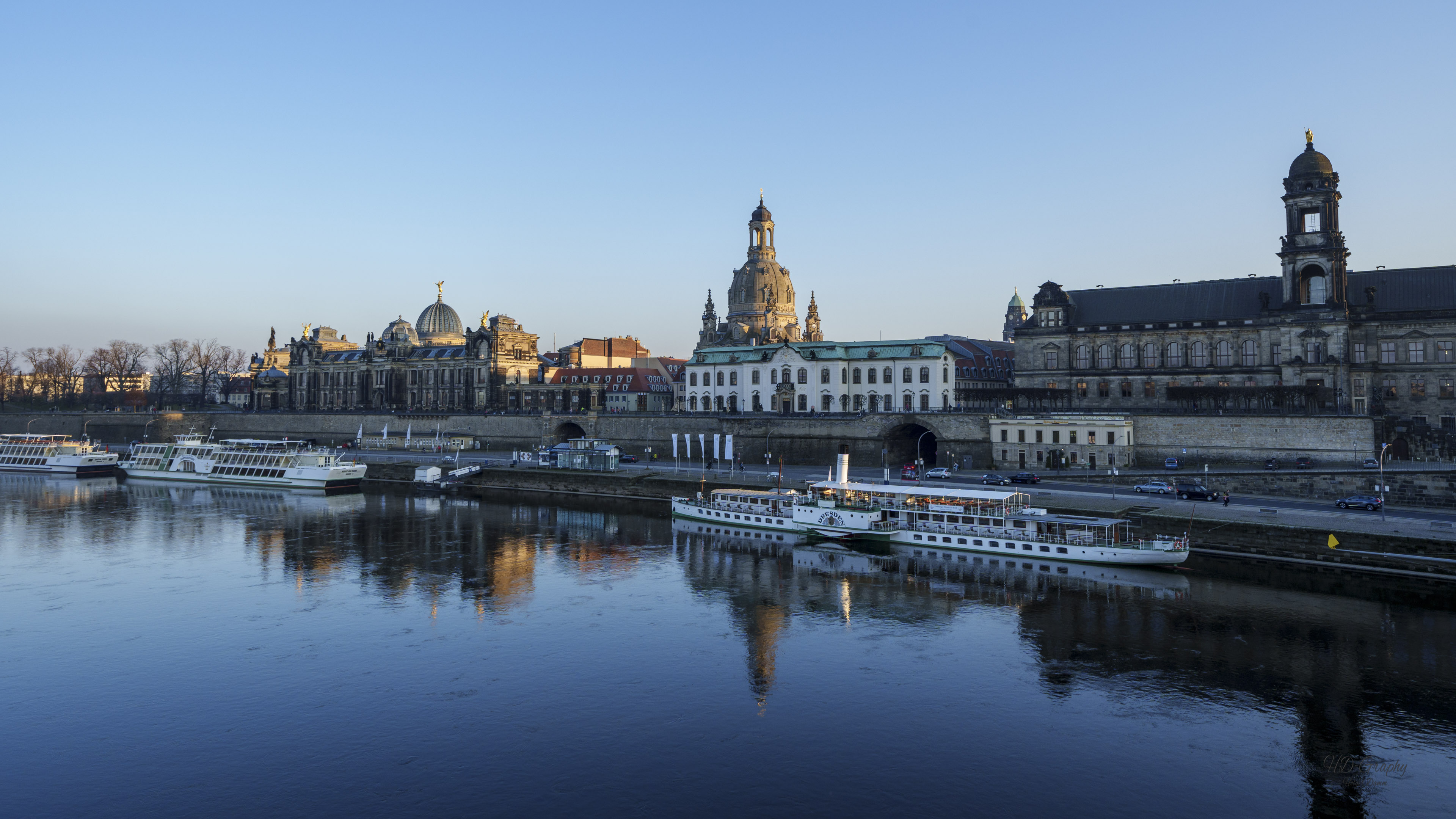 Bild Blick von der Augustusbrücke auf Brühlsche Terrasse mit Schiffe © HD-Graphy.de