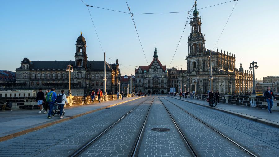 Bild Auf der Augustusbrücke Blick Richtung Hofkirche © HD-Graphy.de