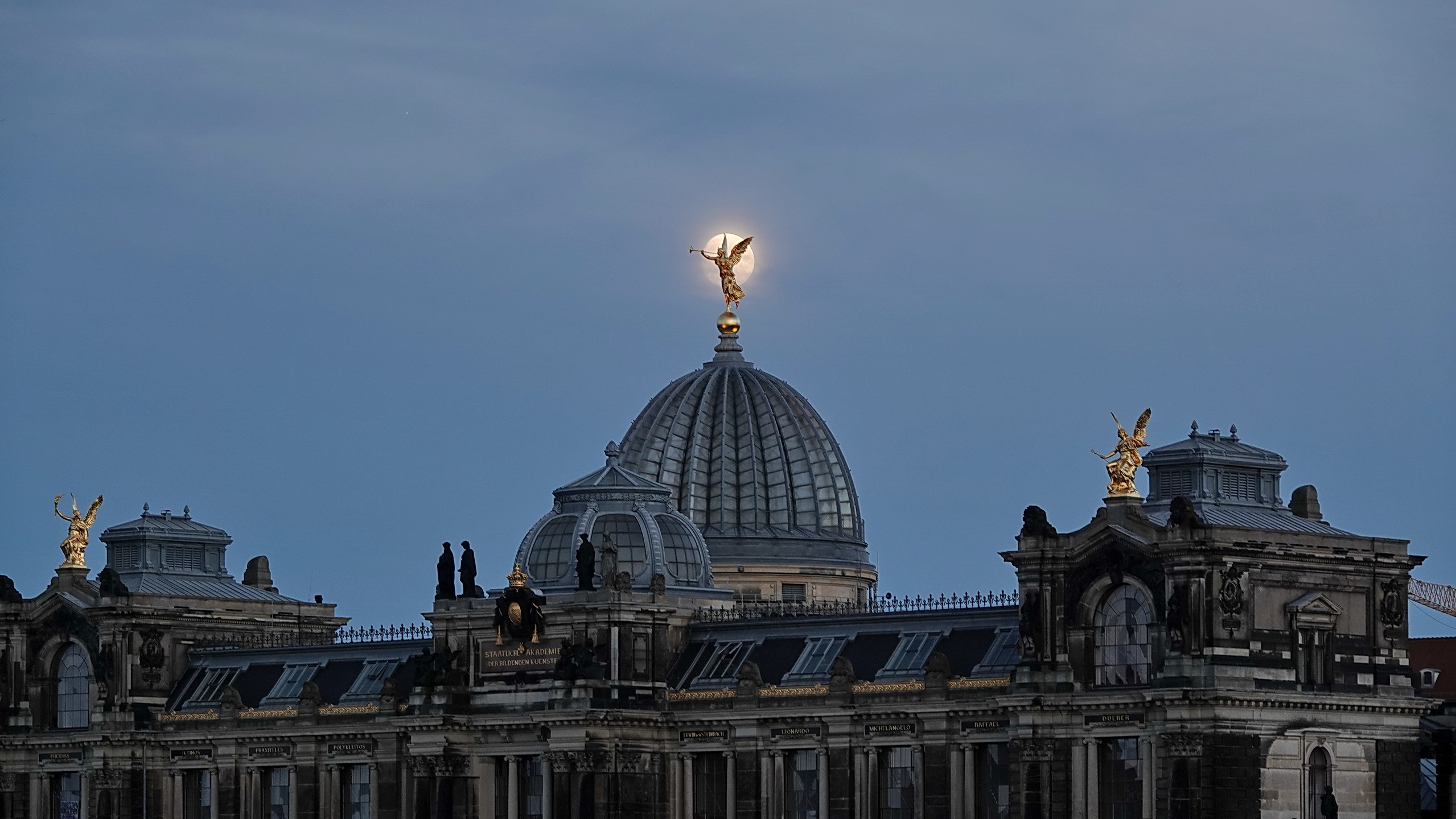 Bild Goldenen Engel der Kunstakademie mit Vollmond im Hintergrund © HD-Graphy.de