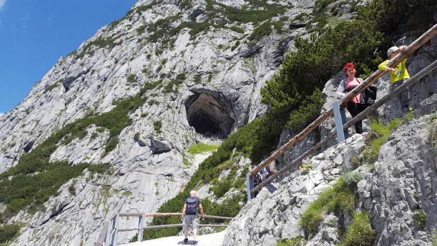 Bild Wanderweg und Blick auf Höhle © HD-Graphy.de