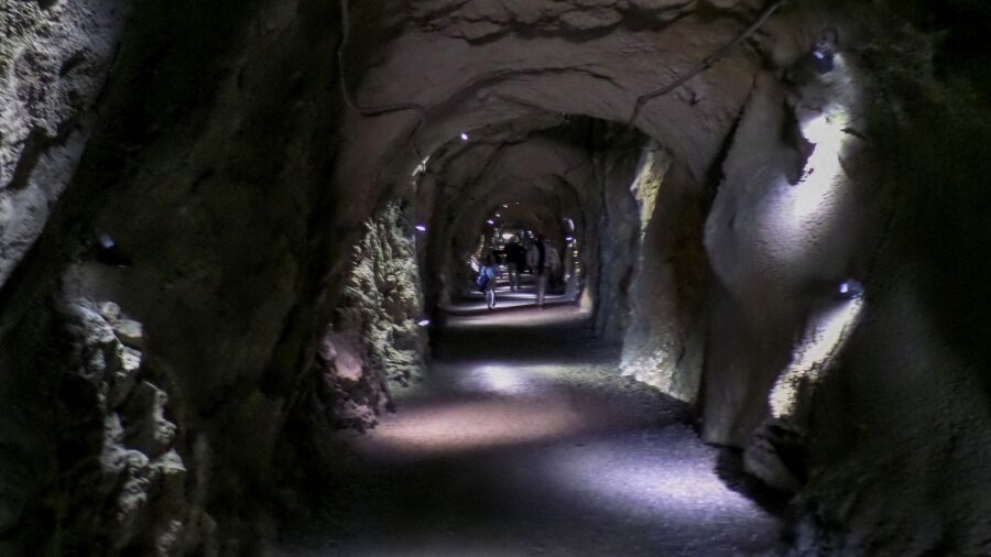 Bild Tuneldurchgang Wanderweg zur Eisriesenwelt © HD-Graphy.de